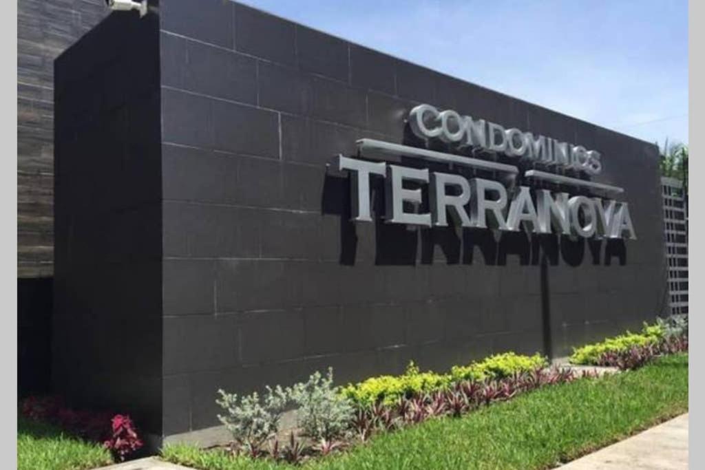 Lujoso Y Acogedor Condominio Ejecutivo/Familiar サン・ペドロ・スーラ エクステリア 写真